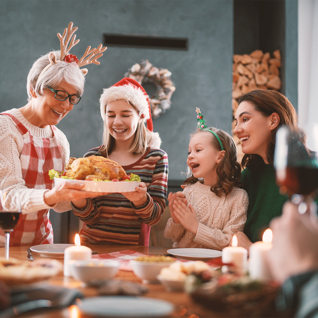 Eine Familie feiert Weihnachten und ist gerade am Abendessen.